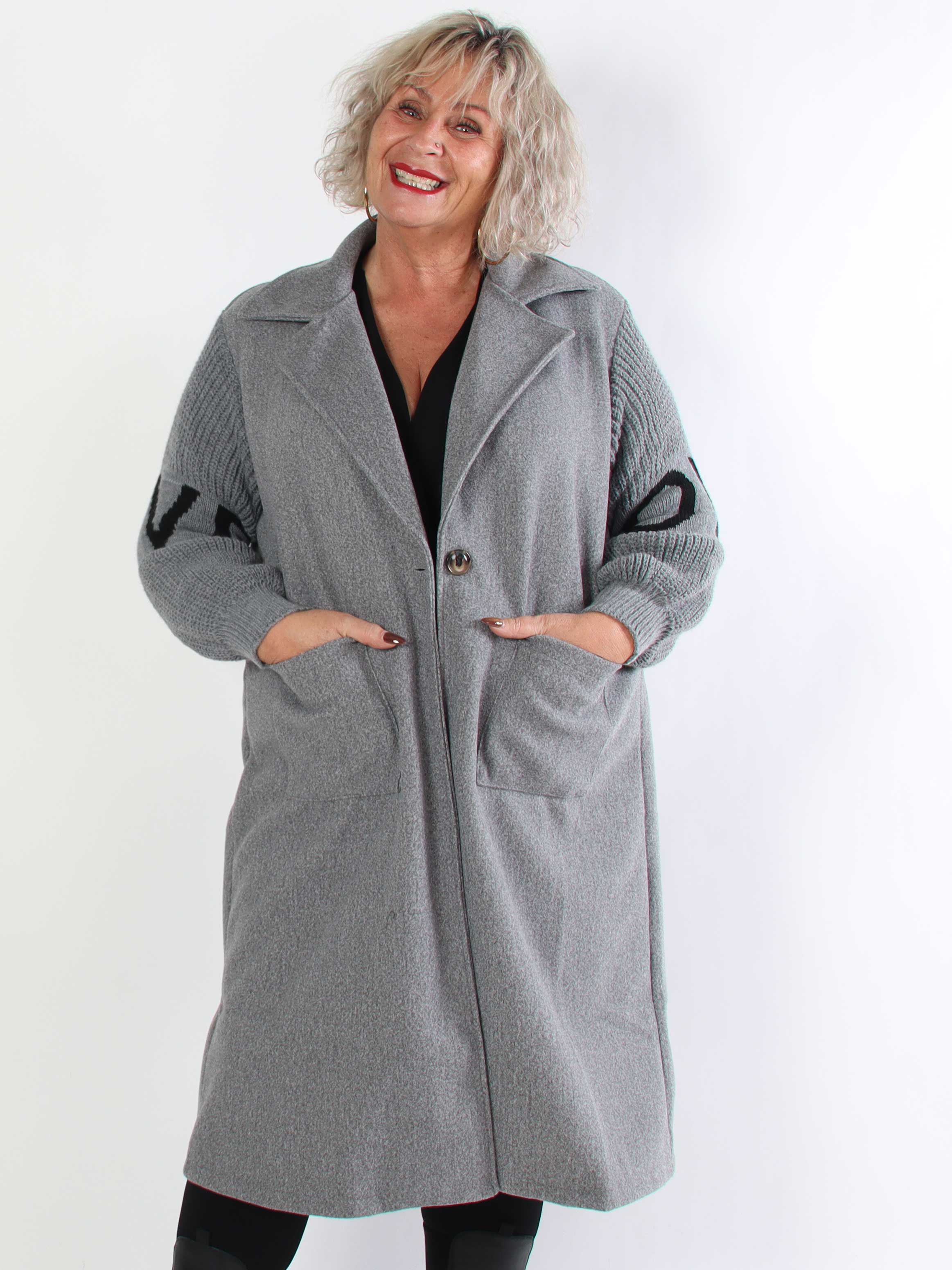 Debbie Midi - Fin plus size frakke med strikærmer